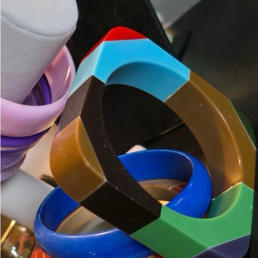 Not selling BUT looking for this style bangle.